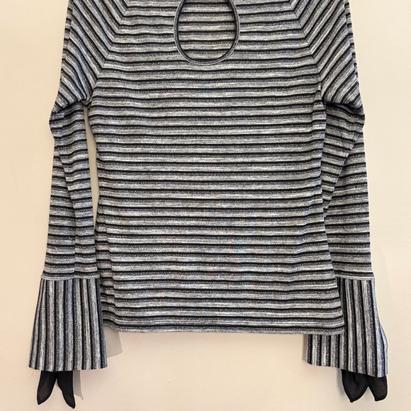 3/$10⚡️Laundry By Shelli Segal Black & Silver Bell Sleeve Turtleneck w Cutout - Picture 13 of 16